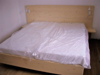 ložnice postel masiv